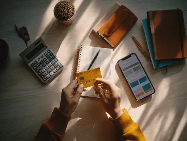 💳 How to Avoid Credit Card Debt: Smart Habits for 2025